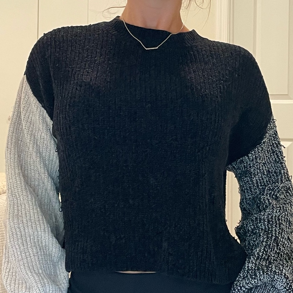 South Moon Under color block sweater 🩶🖤🤍